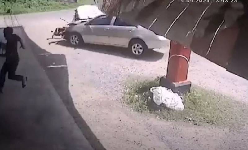 Άντρας γλιτώνει από αμάξι που έρχεται κατά πάνω του (Βίντεο)