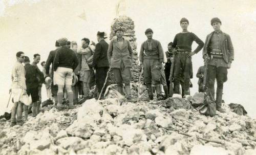 Στην κορυφή του Προφ. Ηλία στο Αφρατί το... 1938!
