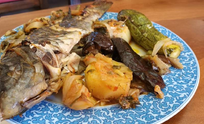 Ψάρι πλακί στον φούρνο με λαχανικά