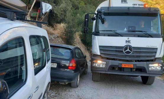 Τα παρκαρισμένα Ι.Χ. δυσχεραίνουν την αποκομιδή των σκουπιδιών